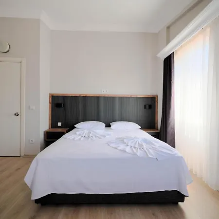 Golden Daisy Hotel *